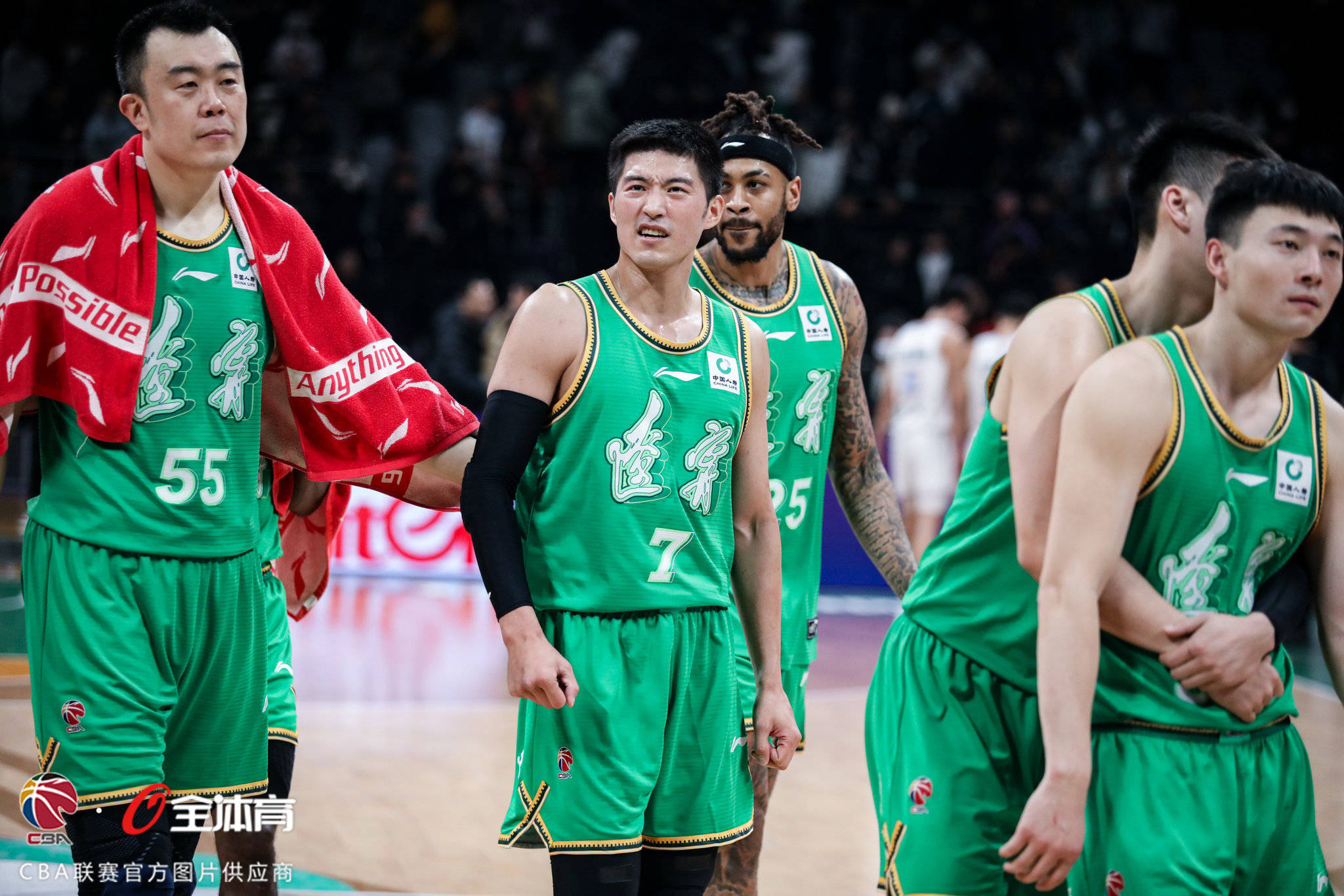 紧逼防守压制对手，球队时隔多年再登CBA巅峰的简单介绍