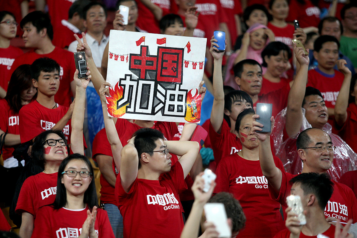 国内球队在大洲杯赛中表现出色，赢得球迷喝彩